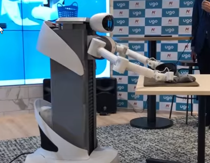El dispositivo robotizado que coloca la ropa en la lavadora